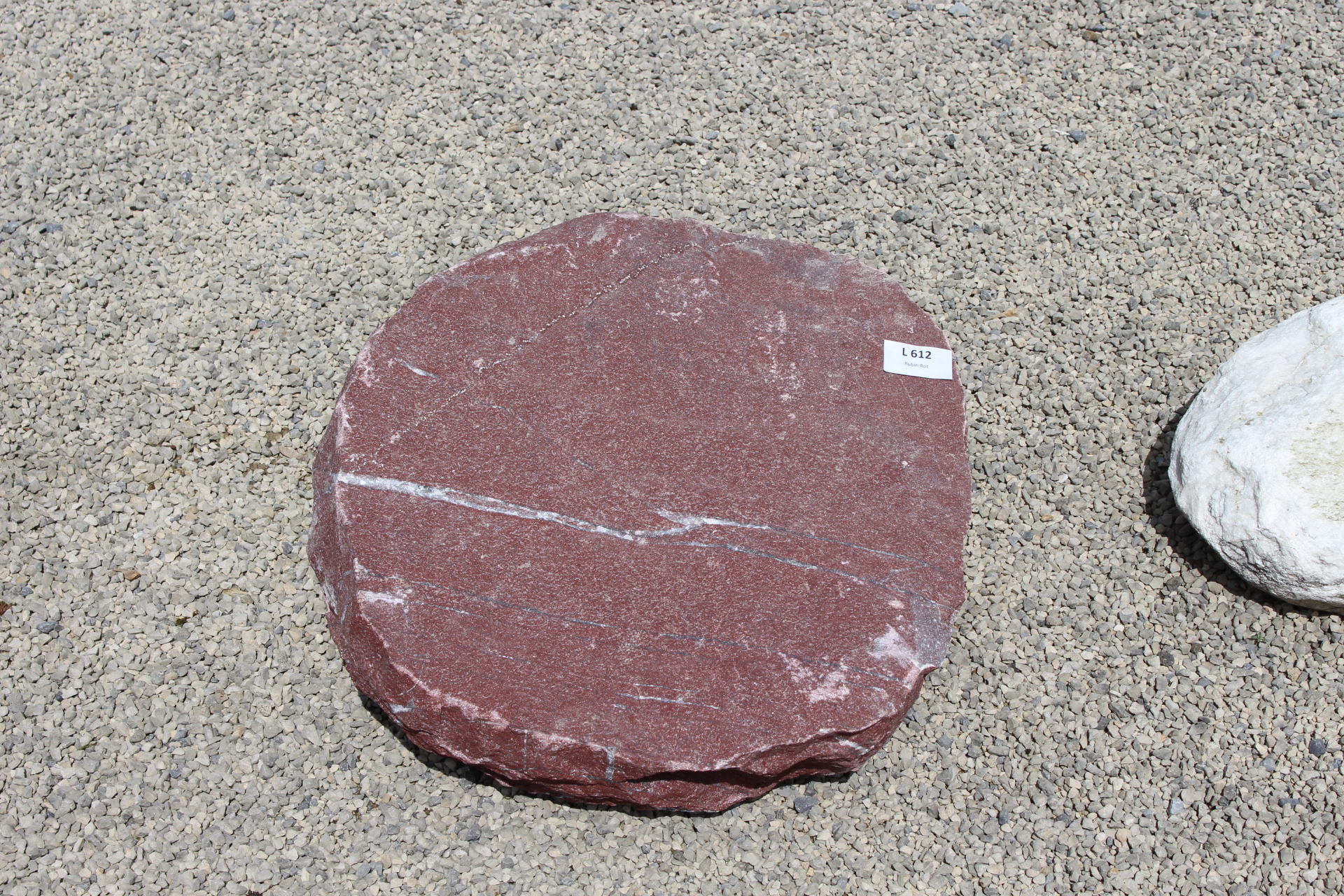 Liegestein aus Rubin Rot ca. 45x13x45cm