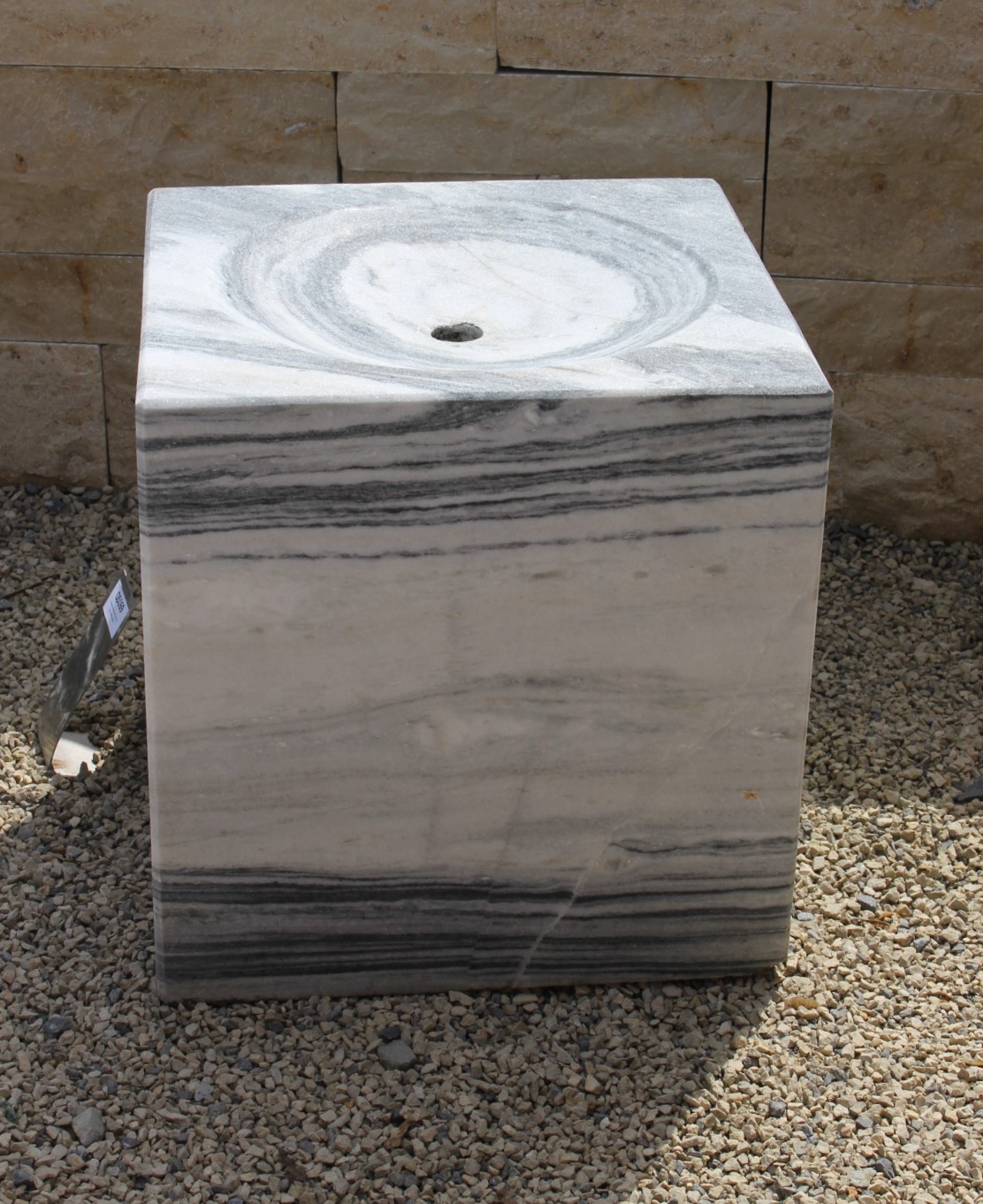 Marmorwürfel mit Kelch und Bohrung, ca. 40x40x40 cm 