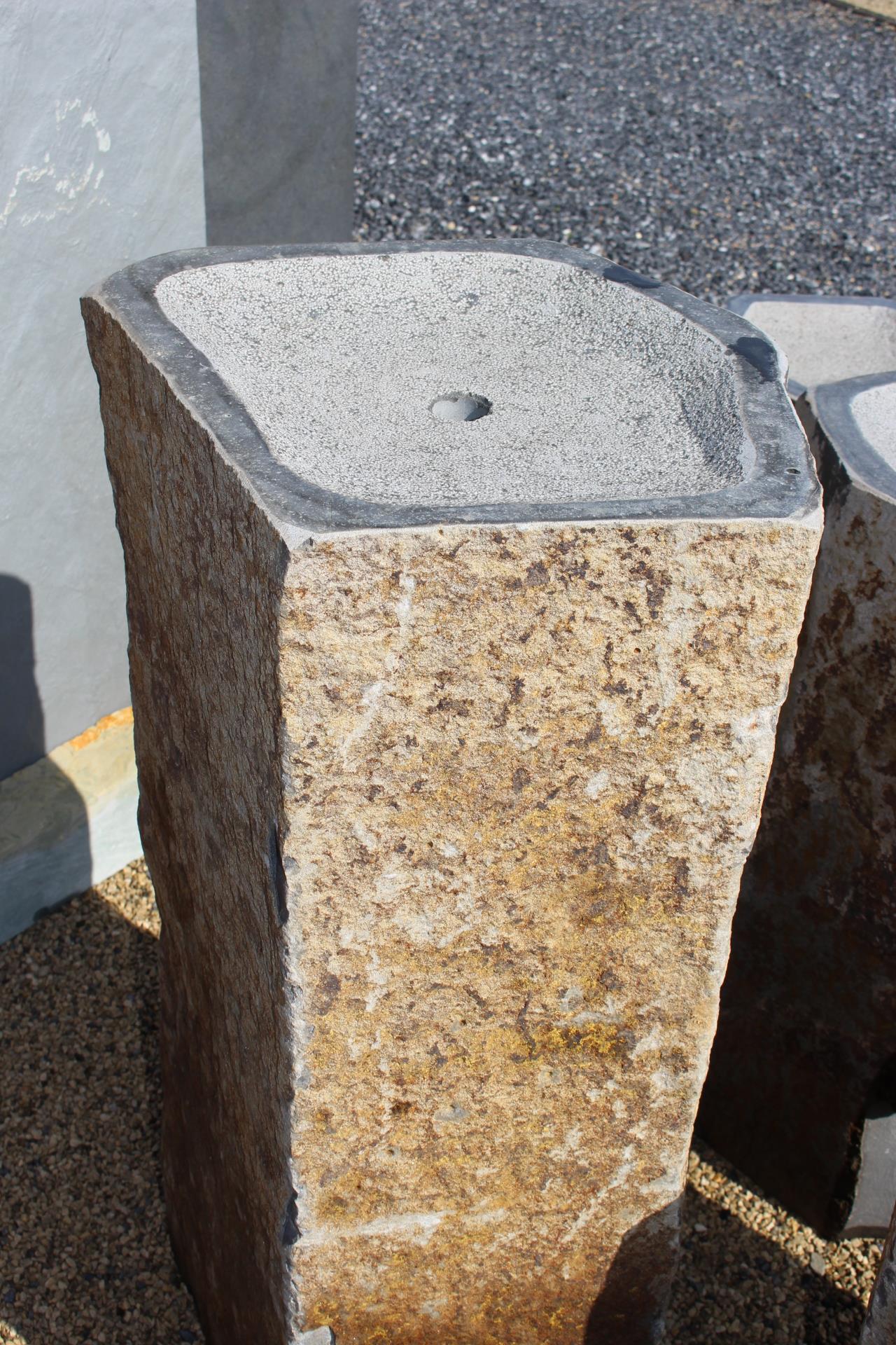 Basaltsäule mit Kelch, gebohrt ca. 100x30-40 cm (H x Ø)