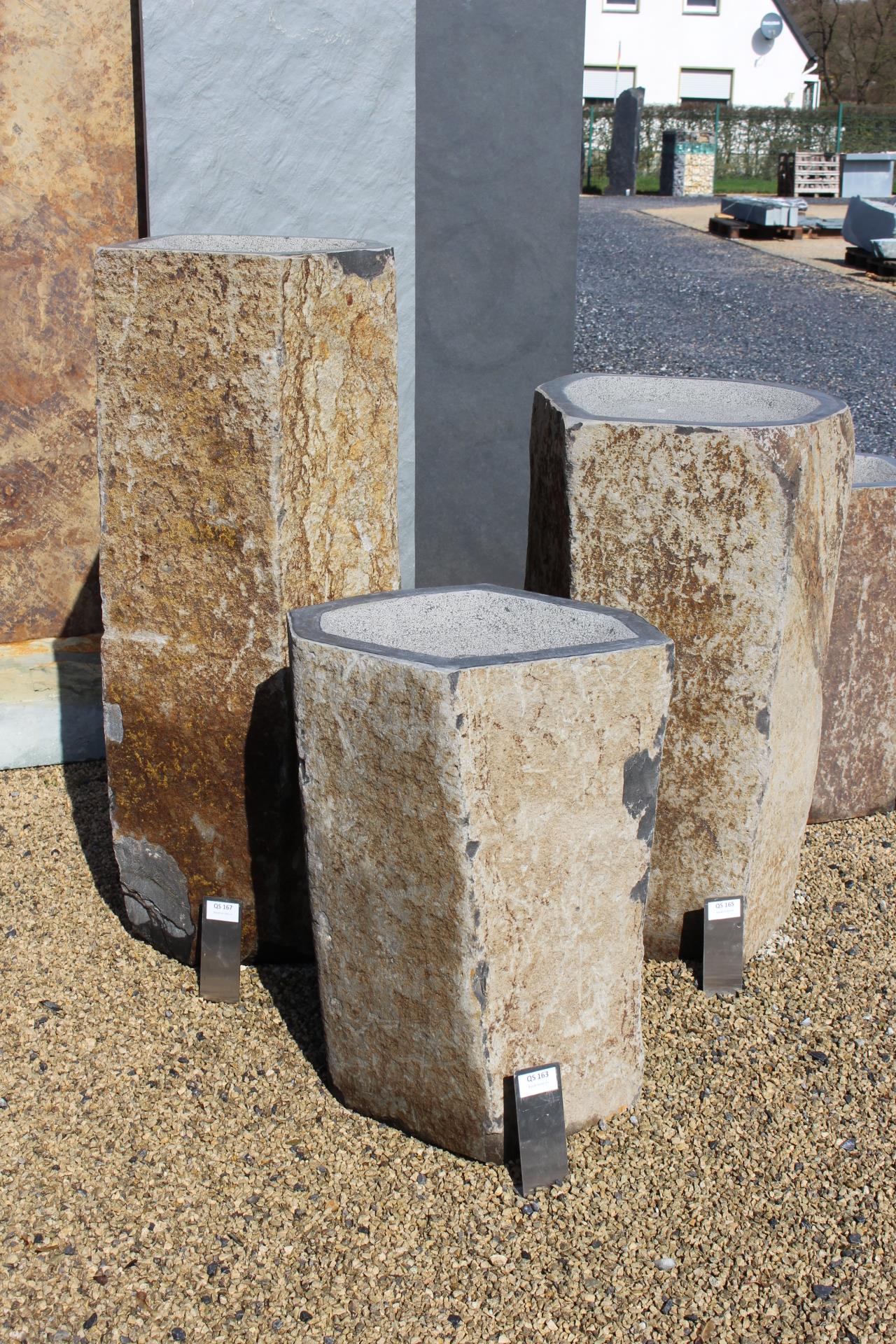 Basaltsäule mit Kelch, gebohrt ca. 100x30-40 cm (H x Ø)